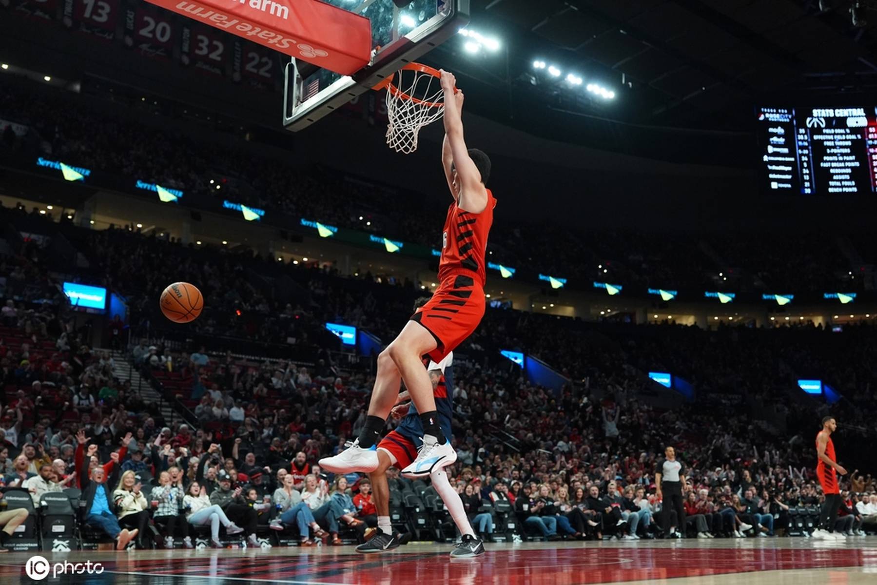 杨瀚森回归砍下6分4板1盖帽+双手暴扣！ 获赞涨球明显